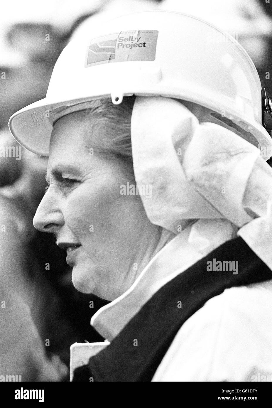 Casque de mineur pour le Premier ministre, Mme Margaret Thatcher, lorsqu'elle a passé une demi-heure sur un puits de mine à la mine de charbon de Wistow, dans le champ de charbon de selby. 04/03/04: Les placards de charbon et non de Dole étaient sauvés des armoires poussiéreuses, alors que les anciens mineurs et leurs familles à travers le pays se préparaient à organiser une série d'événements pour marquer le 20e anniversaire de la grève amère des mineurs. La grève a commencé dans le Yorkshire en mars 1984 et en quelques jours, la moitié des travailleurs mineurs du pays avaient marché de suite au-dessus de la fermeture des puits. Banque D'Images