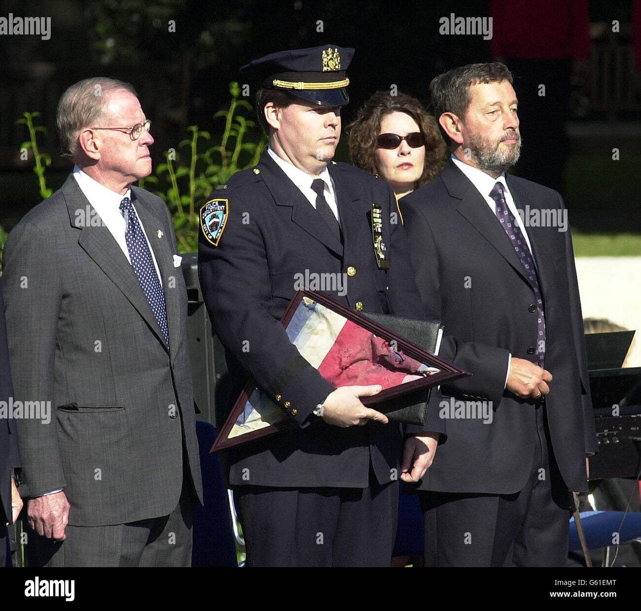 Le ministre de l'intérieur David Blunkett est accompagné du lieutenant Frank Dwyer (au centre) du département de police de New York et de l'ambassadeur des États-Unis William Farish (à gauche) lors d'une cérémonie devant l'ambassade américaine sur la place Grosvenor à Londres.*.... pour se souvenir de ceux qui sont morts il y a un an dans des attaques terroristes sur New York, Washington et Pennsylvanie.Ailleurs, le prince de Galles, le prince Harry, le premier ministre et d'autres personnalités du pays assistaient à un service de commémoration à la cathédrale Saint-Paul. Banque D'Images