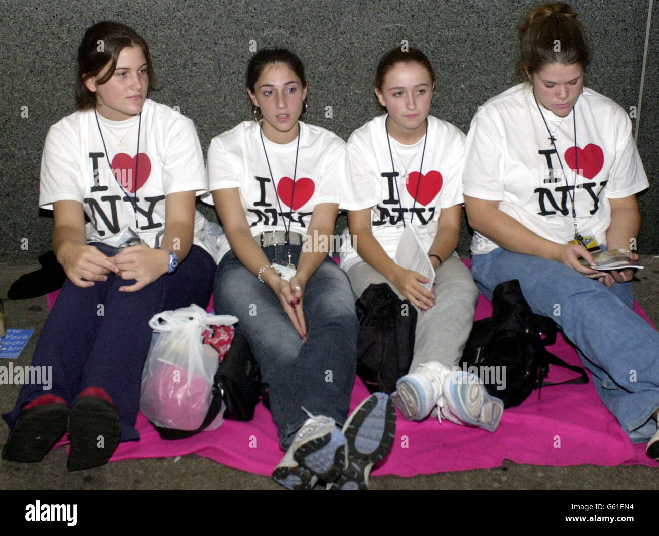 Les étudiants se réveillent tôt au Ground Zero à New York après avoir campé toute la nuit pour une bonne position pour assister au premier anniversaire des attaques du 11 septembre contre le World Trade Center Banque D'Images