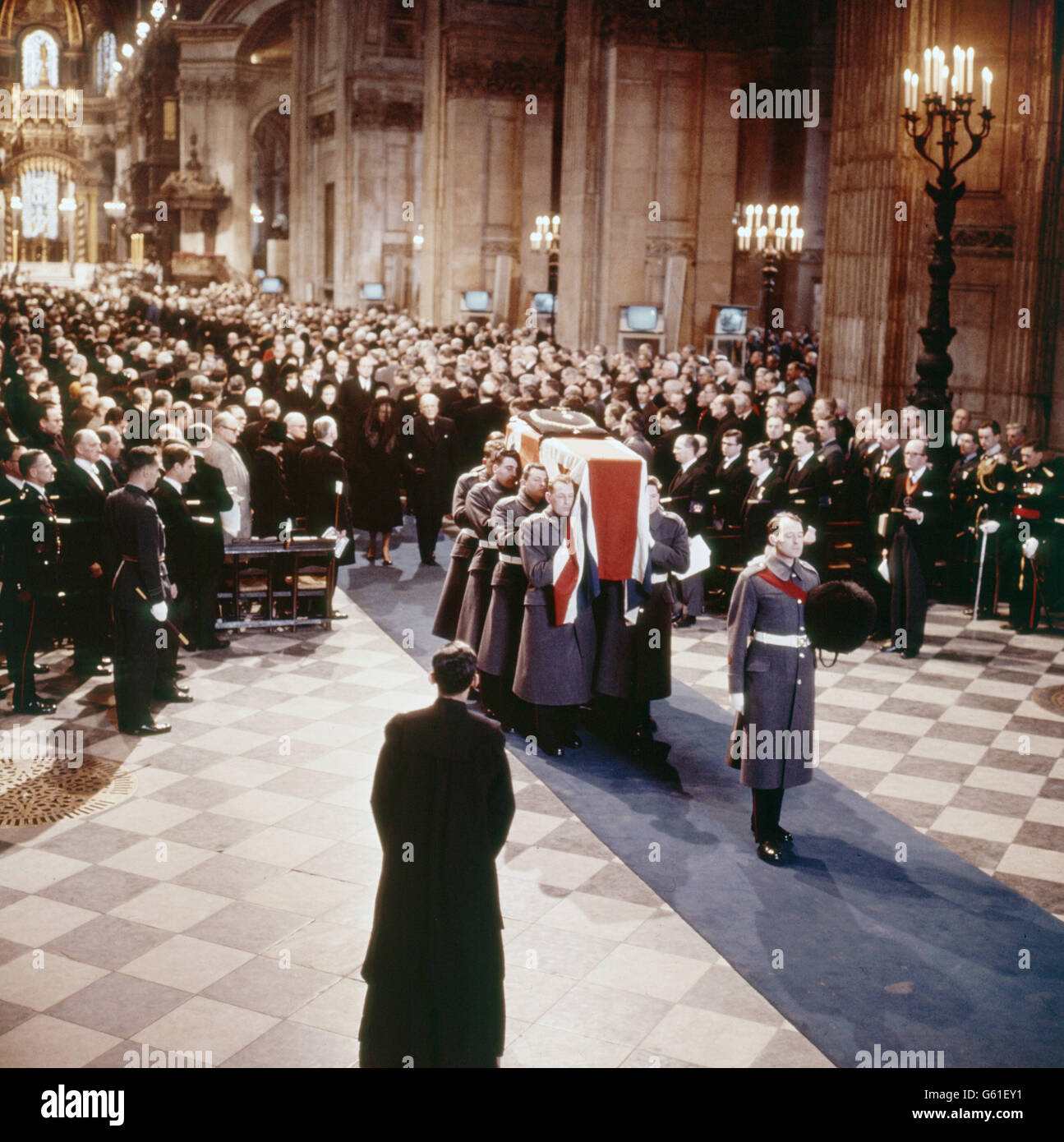 Porté par les Guardmen, le cercueil de Sir Winston Churchill quitte la cathédrale Saint-Paul, à Londres, après ses funérailles. Banque D'Images