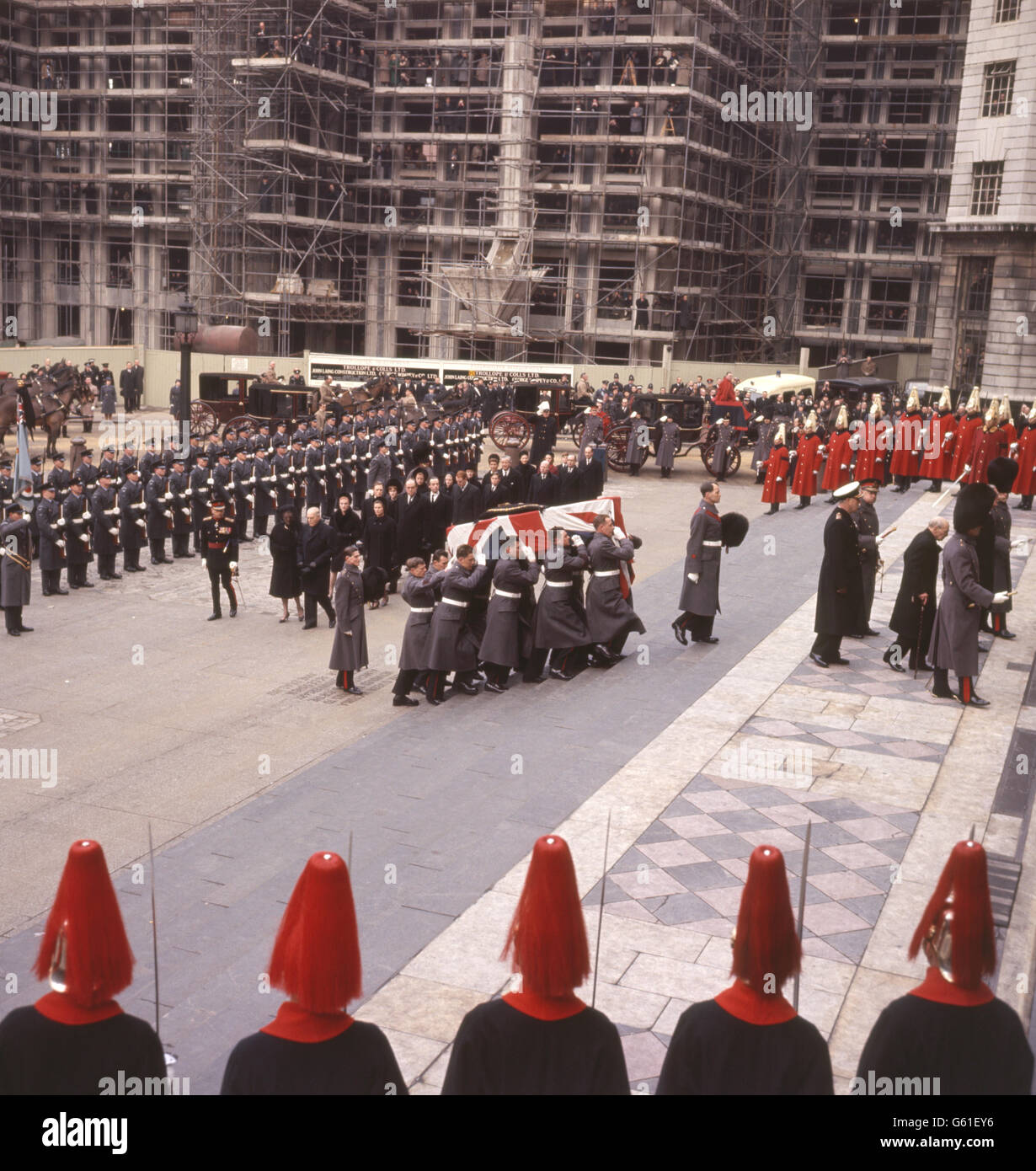 Le cercueil de Sir Winston Churchill a été transporté sur les marches de la cathédrale Saint-Paul à Londres. Banque D'Images