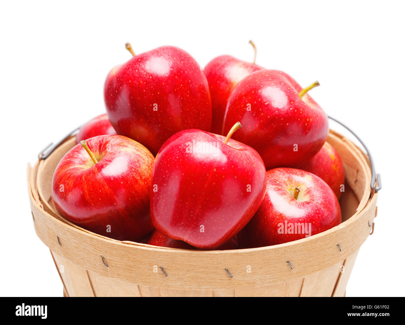 Close Up of apples in basket isolé sur fond blanc. Banque D'Images