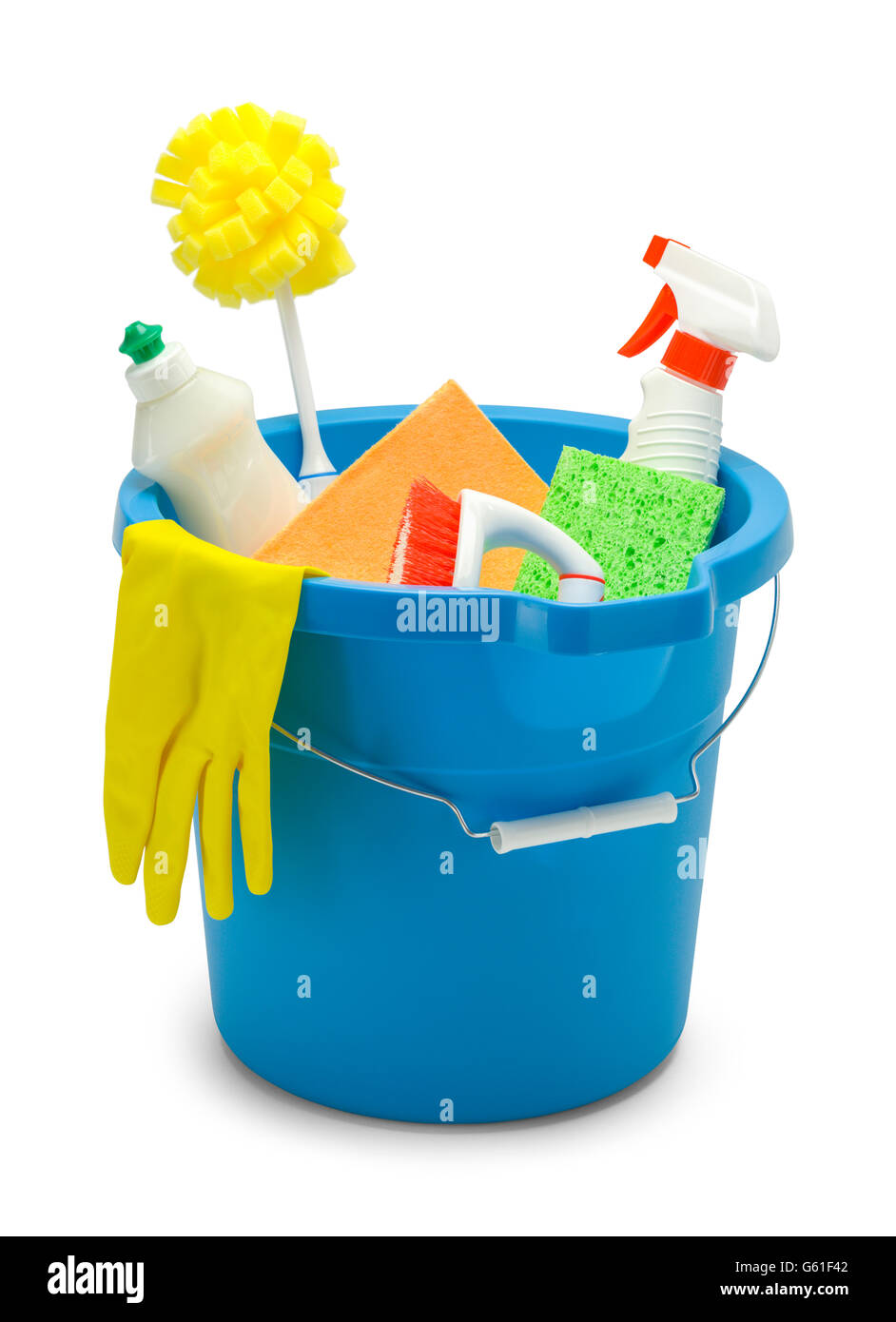 Seau bleu avec produits de nettoyage isolé sur fond blanc. Banque D'Images
