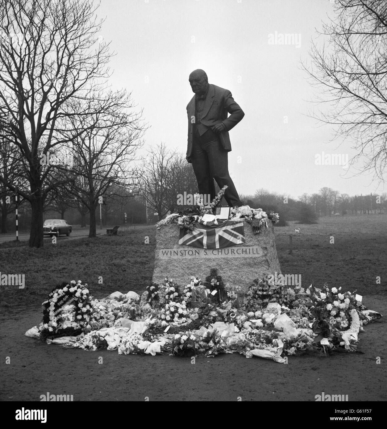 La statue de Sir Winston Churchill dans sa vieille circonscription de Woodford, dans l'Essex, est entourée de fleurs après les funérailles d'État. Banque D'Images