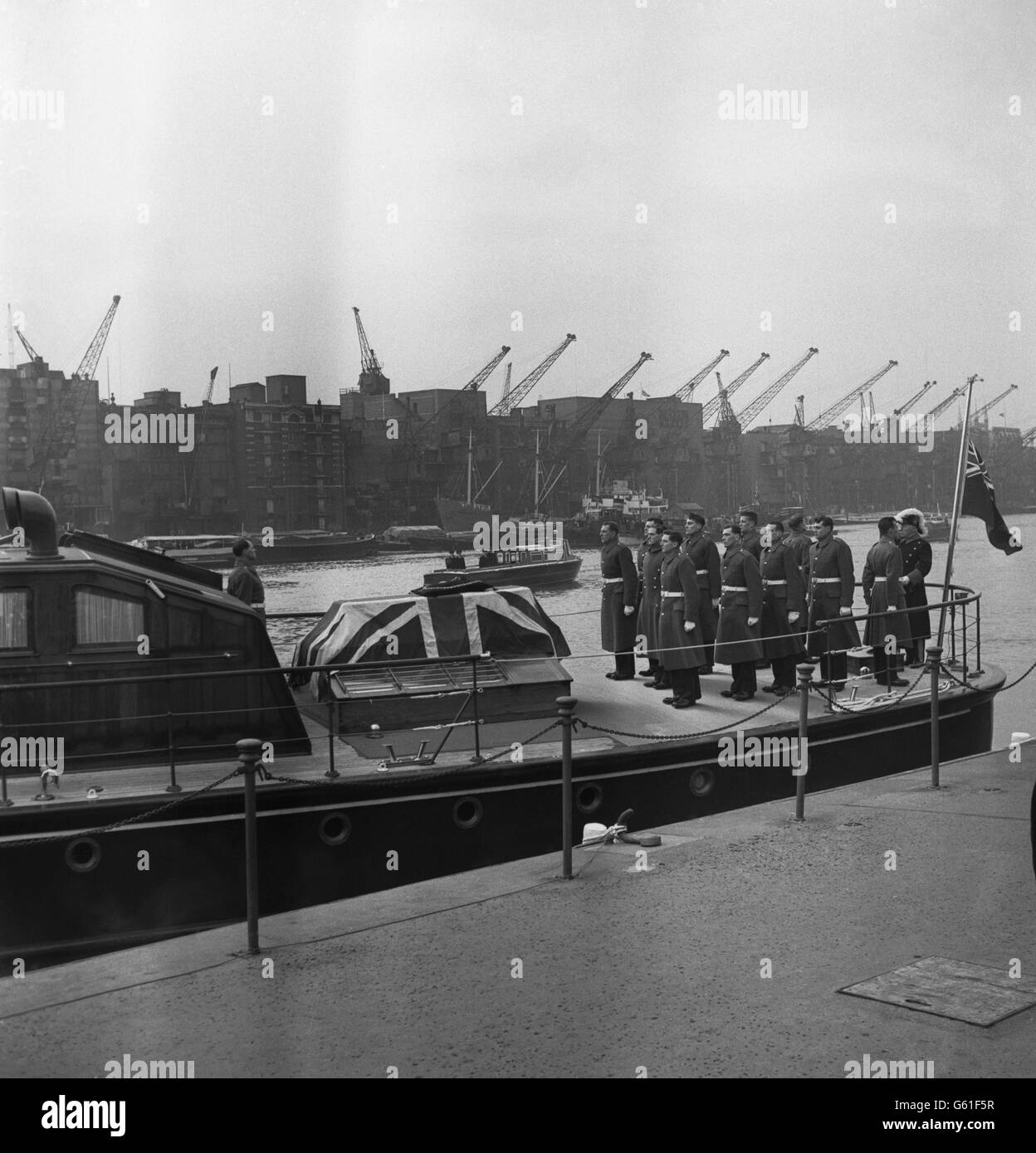 Après avoir placé le cercueil de Sir Winston Churchill à bord du Havengore, la partie porteuse des Grenadier Guards attire l'attention sur le pont du navire de lancement de l'enquête du port de London Authority pour le trajet jusqu'à la rivière de Tower Pier, Londres, à Festival Pier, Pendant les funérailles d'État de Sir Winston Churchill. Après son arrivée à Festival Pier, le cercueil devait être conduit à la gare de Waterloo pour le trajet en train jusqu'à long Handborough, Oxfordshire. Banque D'Images