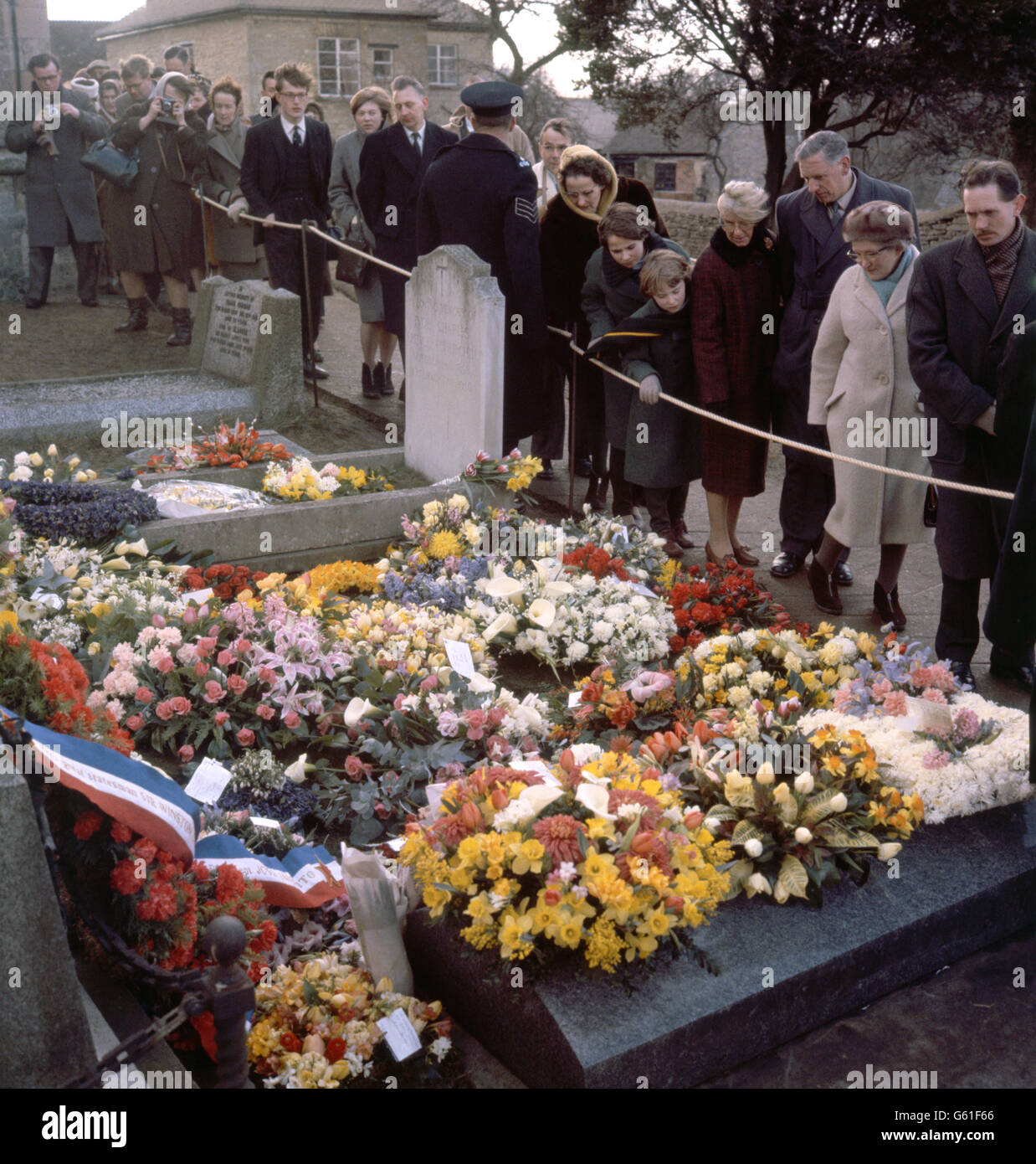 La tombe de Sir Winston Churchill avec des couronnes posées sur son dernier lieu de repos à Bladon, Oxfordshire. Banque D'Images