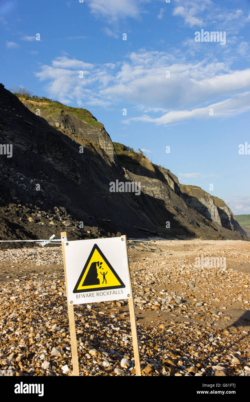 Avis de danger d'éboulement rocheux sur la plage au-dessous de l'automne tendance Black Ven Marl cliffs à Stonebarrow Hill, Charmouth, Dorset, UK Banque D'Images