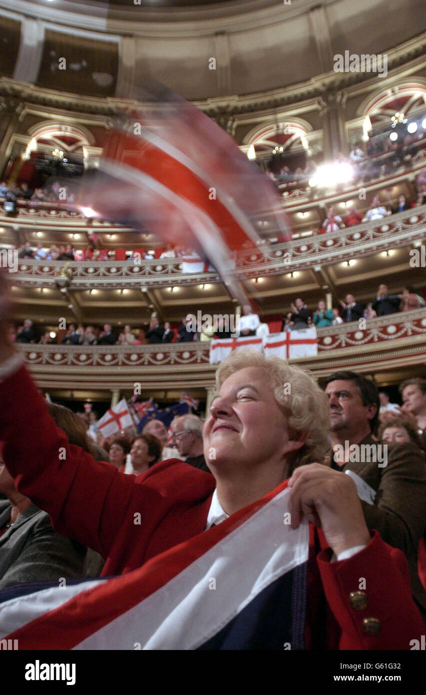 Marlene Burt, de Bexley, dans le Kent, fait passer son drapeau alors que l'orchestre de la BBC joue « Rule Britannia » comme finale à la dernière nuit des Proms, dans le Royal Albert Hall, Londres. Banque D'Images