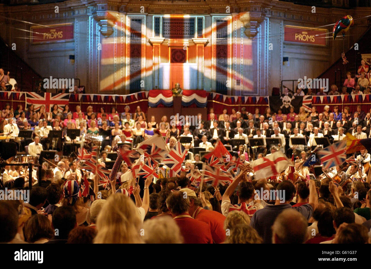 Leonard Slatkin dirige l'orchestre symphonique de la BBC dans une interprétation animée de 'Rule Britannia', à la fin de la dernière nuit des Proms au Royal Albert Hall, Londres. Banque D'Images