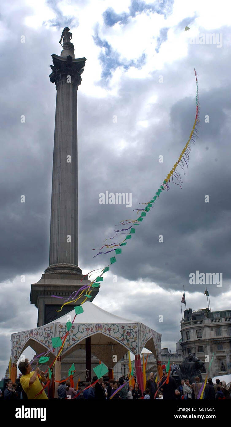 Festival de cerf-volant afghan à Trafalgar Square, Londres, interprété par l'artiste Nasser Volant, dans le cadre du programme d'événements Summer in the Square du maire de Londres.Nasser tient sur une chaîne de cerf-volant comme il monte dans le ciel. Banque D'Images