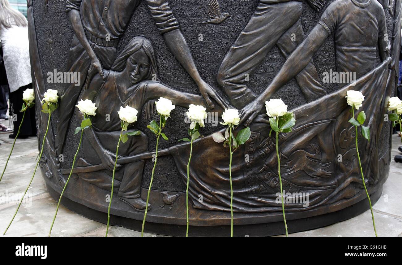 Hillsborough Disaster Memorial, exposé à Old Haymarket, Liverpool. Une cérémonie commémorative a eu lieu à la veille du 24e anniversaire de la catastrophe de Hillsborough. Banque D'Images