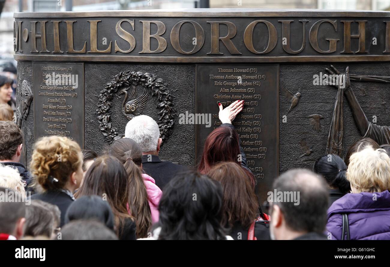 Hillsborough Disaster Memorial, exposé à Old Haymarket, Liverpool. Une cérémonie commémorative a eu lieu à la veille du 24e anniversaire de la catastrophe de Hillsborough. Banque D'Images