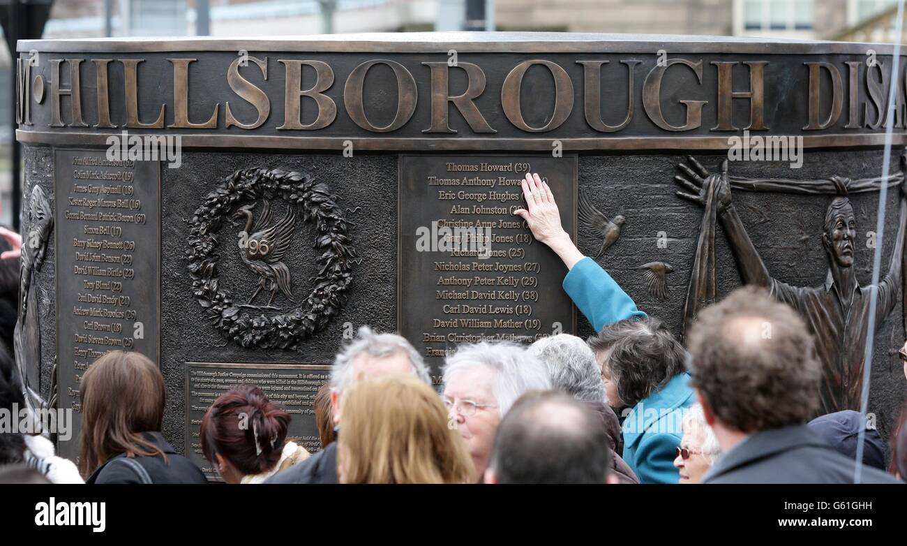 Hillsborough Disaster Memorial, exposé à Old Haymarket, Liverpool. Une cérémonie commémorative a eu lieu à la veille du 24e anniversaire de la catastrophe de Hillsborough. Banque D'Images