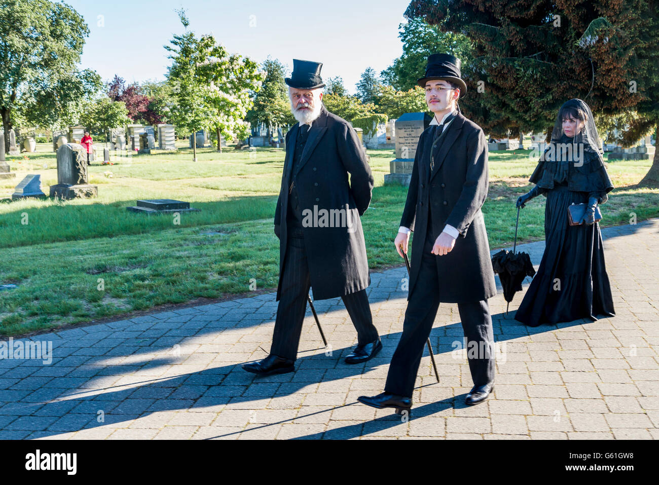 En deuil en costume noir traditionnel, Mountain View Cemetery, Vancouver, Colombie-Britannique, Canada, Banque D'Images