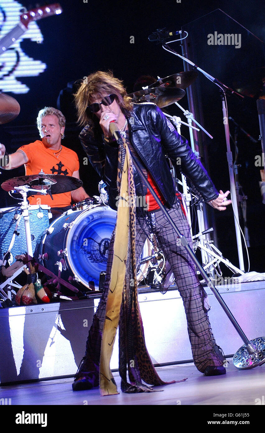 Steven Tyler, chanteur principal du groupe de rock américain Aerosmith, se présentant sur scène au théâtre de Jones Beach, à long Island, New York, États-Unis. Banque D'Images