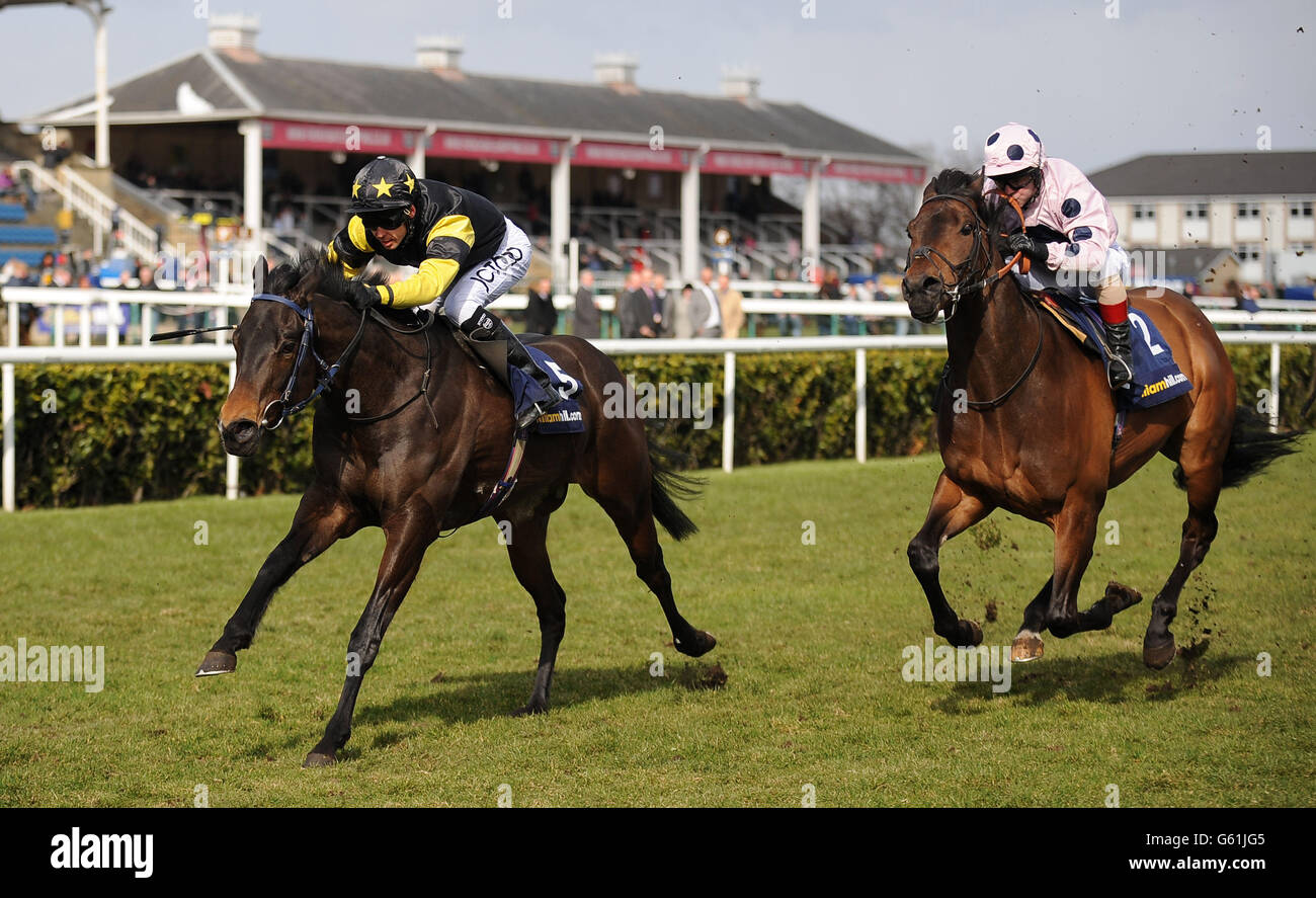 Jack Dexter (à gauche), monté par Graham Lee, remporte le William Hill - New iPad App Cammidge Trophy pendant la William Hill Lincoln Day à l'hippodrome de Doncaster. Banque D'Images