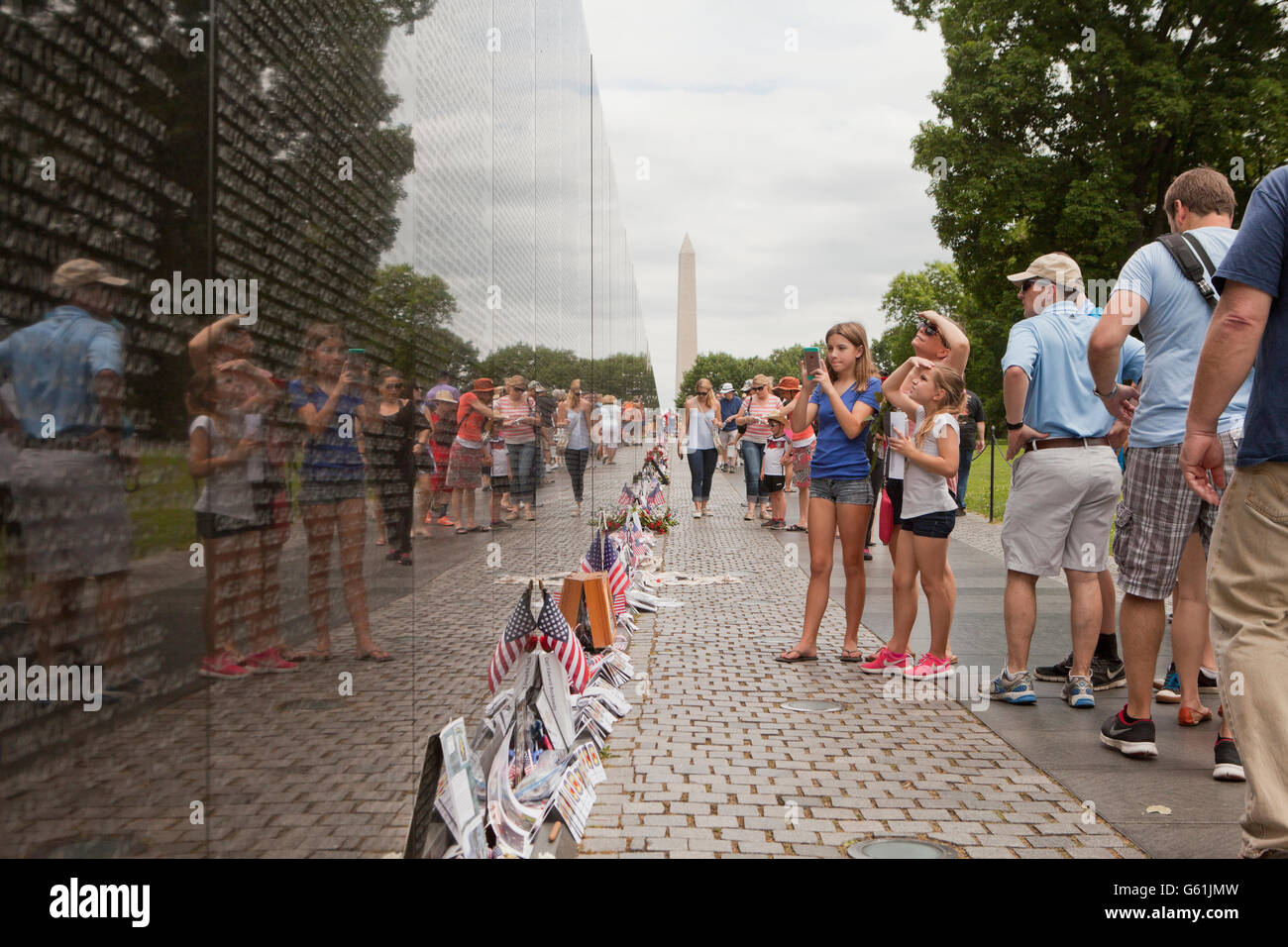 Washington, DC, USA, 29 mai 2016 : Les visiteurs du Mémorial National de la guerre du Vietnam pour le week-end du Memorial Day Banque D'Images