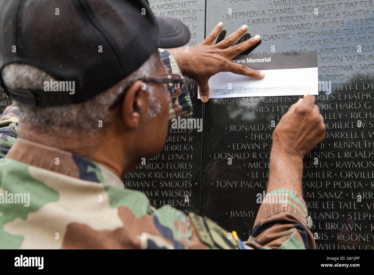 Un vétéran du Vietnam l'obtention d'un frottement de un nom de la guerre du Vietnam Memorial - Washington, DC USA Banque D'Images