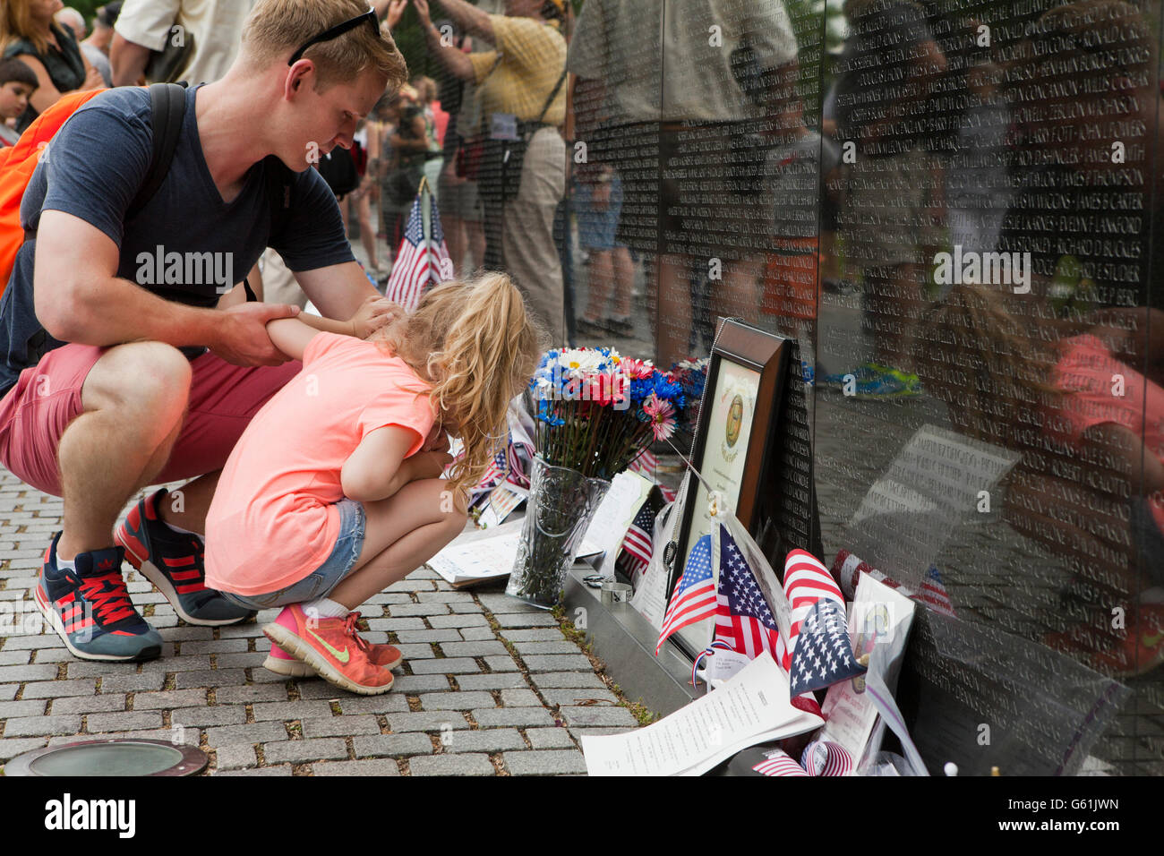 Père et fille se rendant sur le Vietnam War Memorial pendant le week-end du Memorial Day, 2016 - Washington, DC USA Banque D'Images