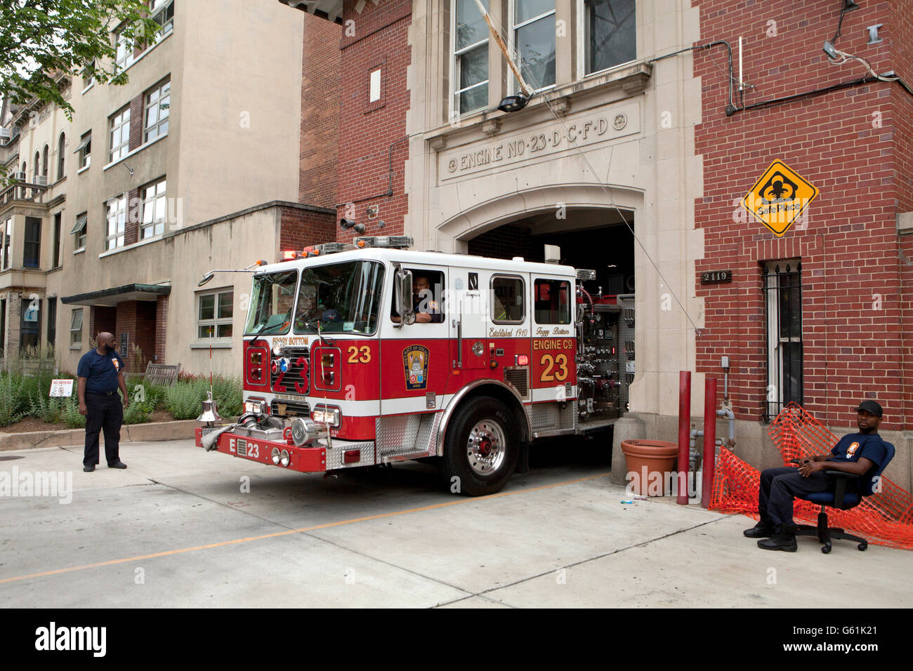 Camion à incendie reculant dans station - Washington, DC USA Banque D'Images
