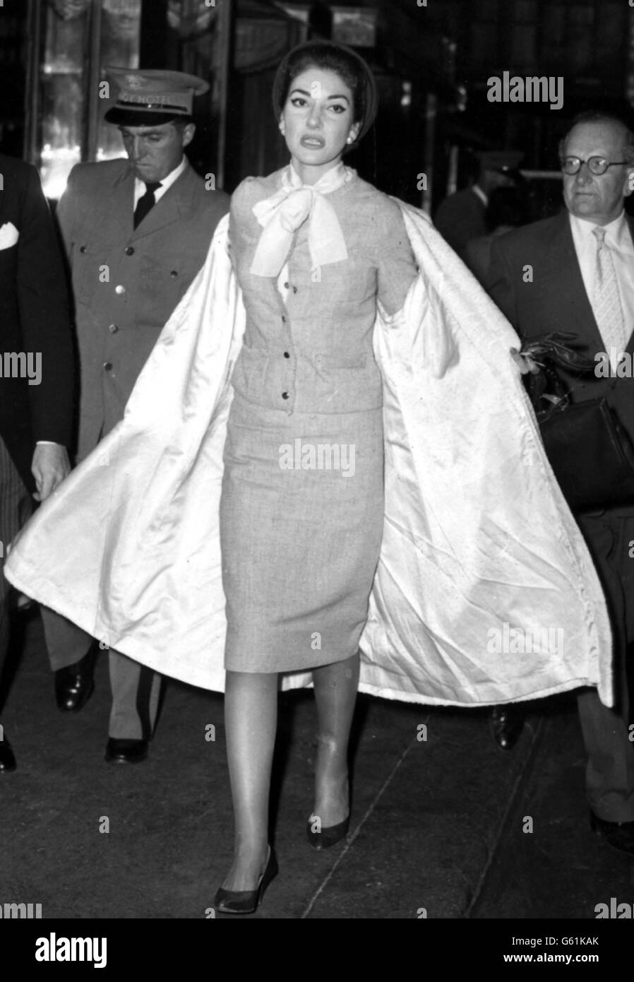 La chanteuse d'opéra Maria Callas, qui venait juste de quitter l'aéroport de Londres, se moque du manteau de laine de son agneau blanc alors qu'elle se trouve à l'hôtel Savoy de Londres. Banque D'Images