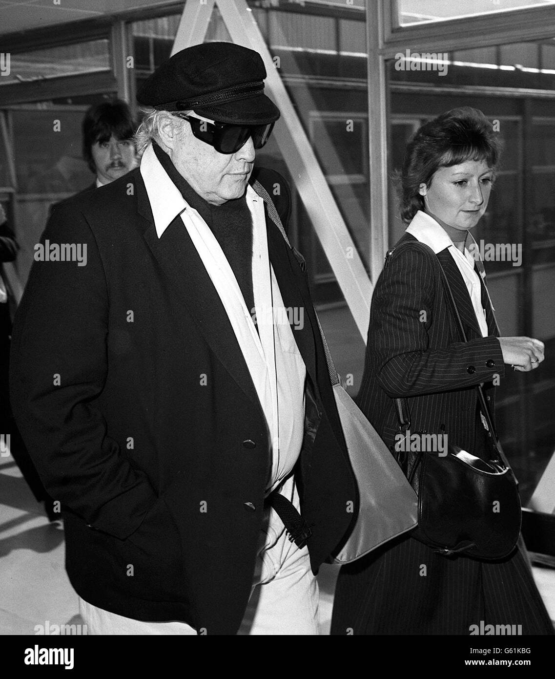 La star de cinéma Marlon Brando à l'aéroport de Heathrow aujourd'hui, qui se dirige vers le vol Concorde à destination de New York. CÉLÉBRITÉ Banque D'Images