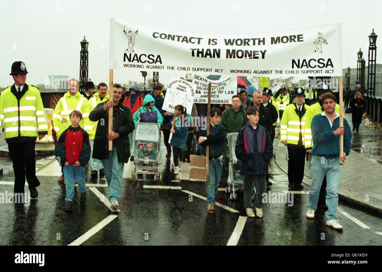 Cinq cents manifestants, dont un grand nombre de femmes et d'enfants, défilent à Londres pour réclamer des modifications à la Child support Act. Banque D'Images