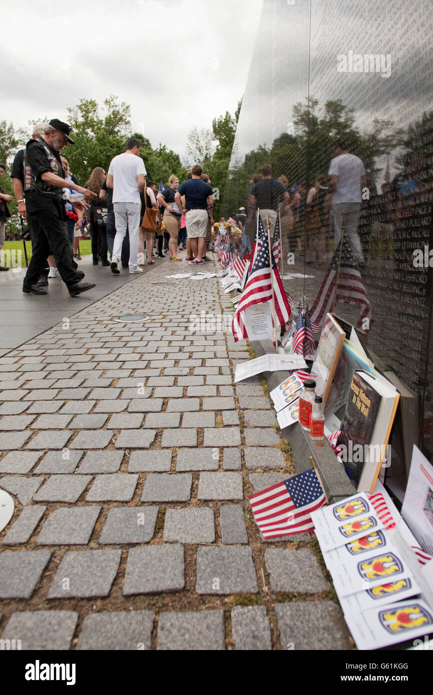 Washington, DC, USA, 29 mai 2016 : Les visiteurs du Mémorial National de la guerre du Vietnam pour le week-end du Memorial Day Banque D'Images
