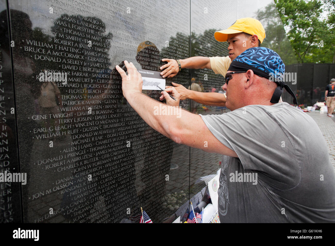 Un vétéran du Vietnam l'obtention d'un frottement de un nom de la guerre du Vietnam Memorial - Washington, DC USA Banque D'Images