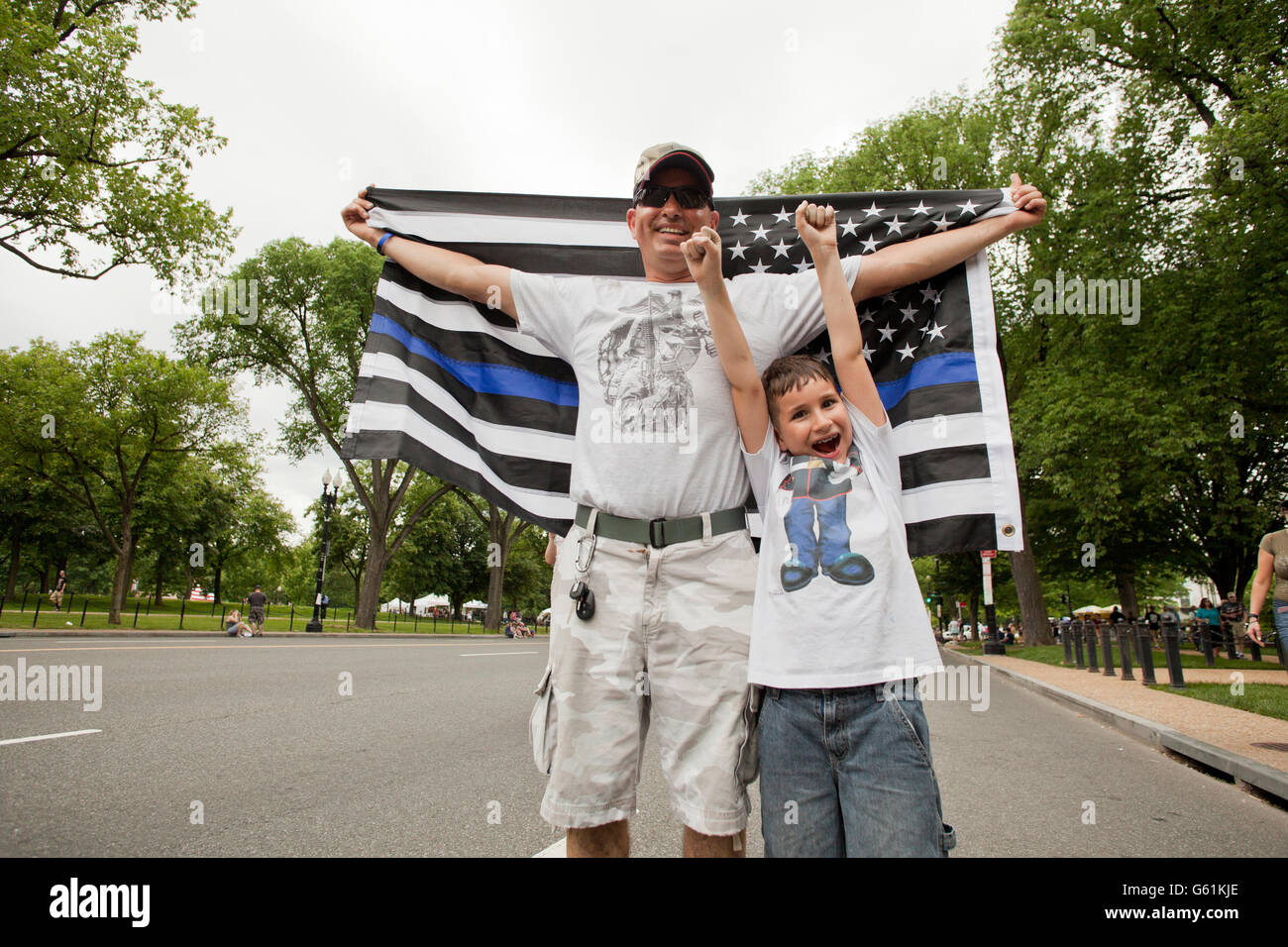 L'homme et l'enfant tenant un drapeau bleu (Blue Line vit peu importe) - USA Banque D'Images