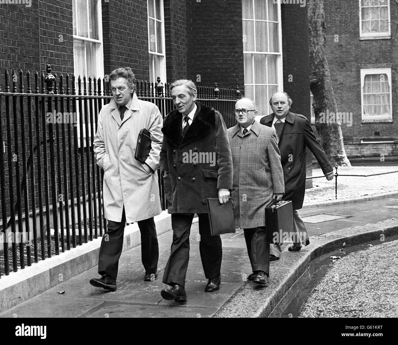 le secrétaire général de TUC, M. Len Murray (collier de fourrure), arrivant au 10 Downing Street lorsque le Premier ministre, M. James Callaghan, rencontrait les dirigeants de TUC pour obtenir leur soutien avant de dévoiler son nouveau concordance avec les syndicats. M. Murray est accompagné de M. Ken Gill (à gauche), secrétaire général de la Section technique et de surveillance du Syndicat des travailleurs de l'ingénierie, de M. Ken Graham (lunettes), secrétaire général adjoint de TUC et de M. Norman Willis, secrétaire général adjoint de TUC. 21/05/04: Des hommages ont été rendus à l'ancien dirigeant de TUC, Len Murray, décédé à l'âge de 82 ans. Lord Murray de la forêt d'Epping est mort à l'hôpital Banque D'Images