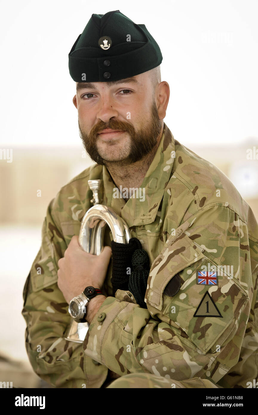 Bugle Major Steve Martin, 33 ans, de Barnsley, dans le sud du Yorkshire, de 4 fusils, qui joue le rôle traditionnel de bugler de bataillon, avec sa barbe distinctive comme depuis que le régiment de fusils a été formé au XIXe siècle, chaque bataillon a eu son propre bugler et la tradition lui impose d'avoir une barbe à fop pour qu'il soit facile de le choisir sur le champ de bataille. Banque D'Images
