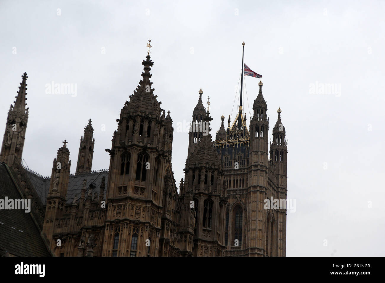 Le drapeau de l'Union survole à moitié les chambres du Parlement de Londres, le lendemain de la mort de la baronne Thatcher. Banque D'Images