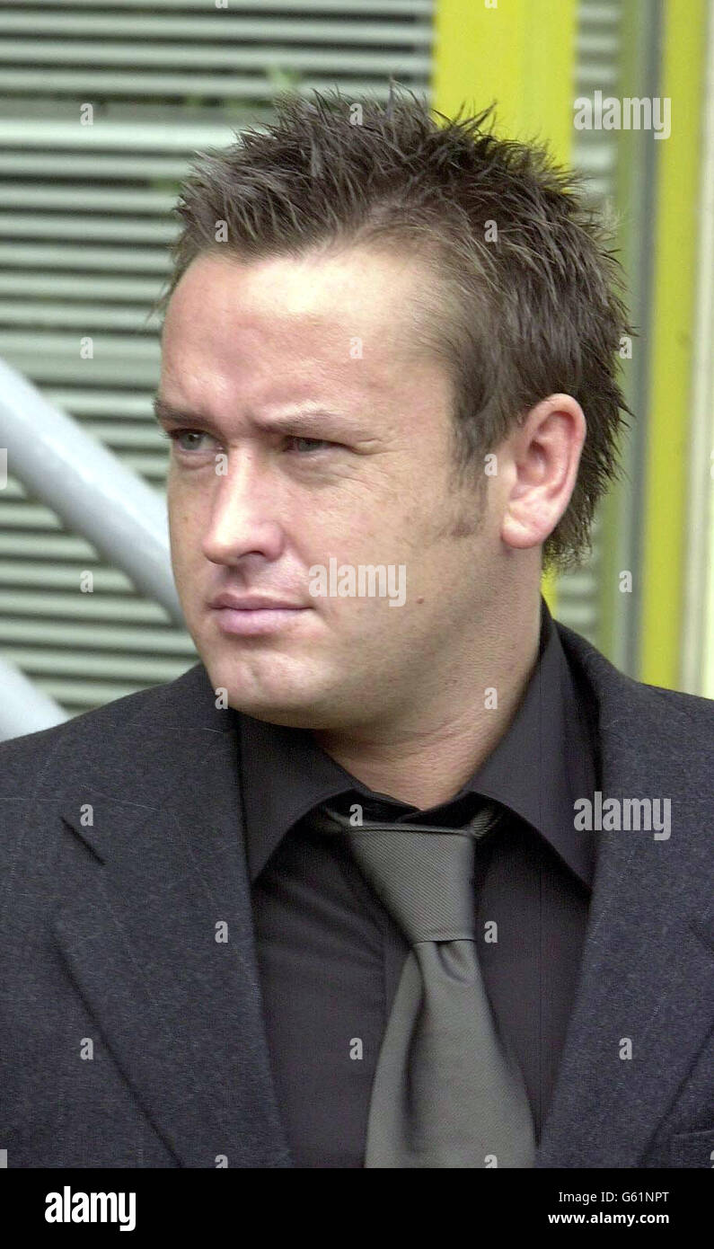 John Kenney, l'ex-amant de la star de télévision Michael Barrymore, quitte les bureaux du conseil de district d'Epping, Essex, pour déjeuner pendant l'enquête sur la mort de Stuart Lubbock, qui a été trouvé mort dans le domicile de la star de télévision l'année dernière. Banque D'Images