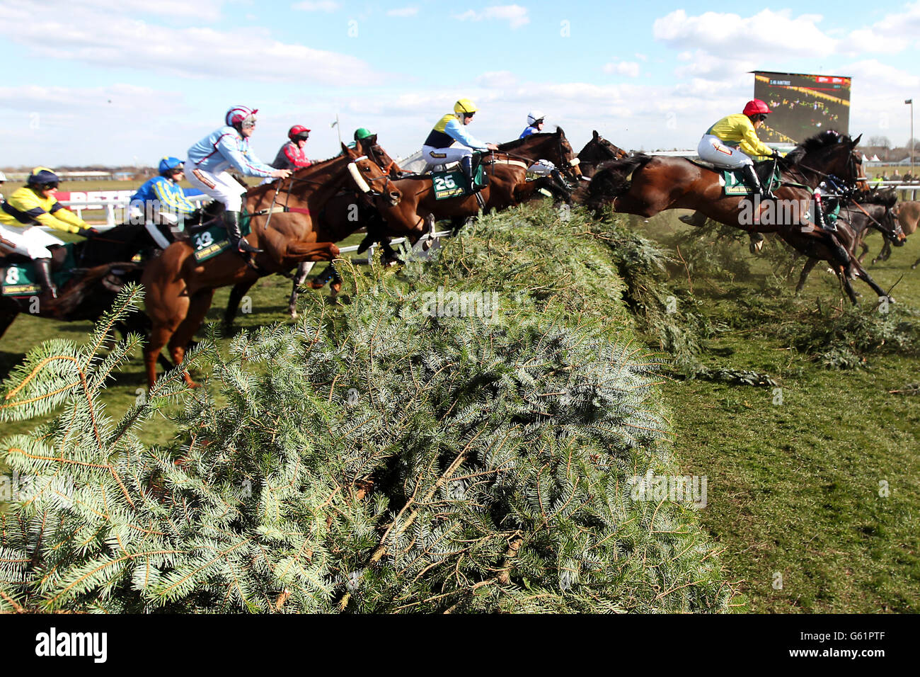 Les courses de chevaux - le 2013 John Smith's Grand National - Grand Opening Day - Hippodrome Aintree Banque D'Images