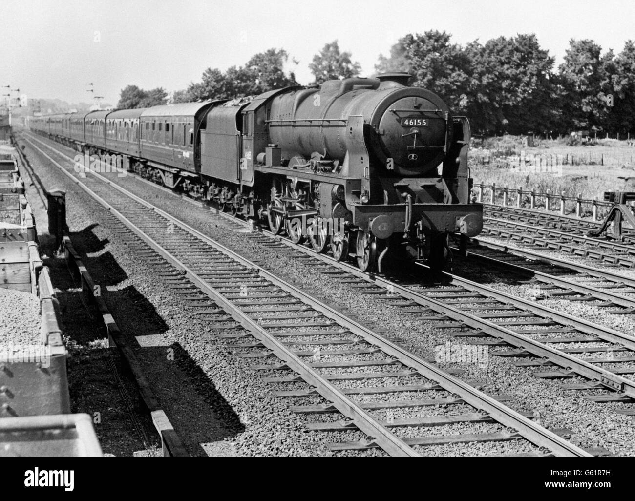 Le train de Liverpool-Euston à Watford qui a été reconstruit comme locomotive de la classe Royal Scot. Banque D'Images