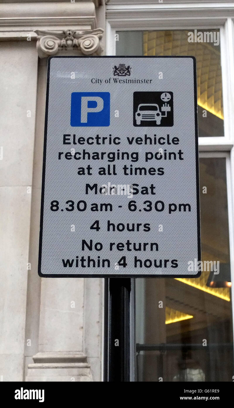 EMABRGOED JUSQU'AU 0001 LUNDI 15 AVRIL. Un point de recharge de véhicule électrique à Horse Guards à Westminster, Londres, car près de la moitié des conducteurs envisageraient d'acheter une voiture à carburant alternatif selon une enquête de RAC. Banque D'Images