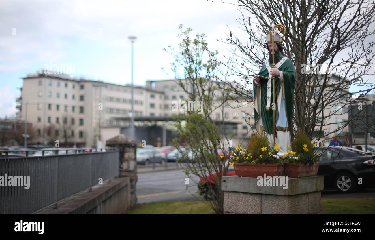 Une statue de St Patrick dans le domaine de l'hôpital universitaire de Galway où Savita Halappanavar est mort l'année dernière. Banque D'Images
