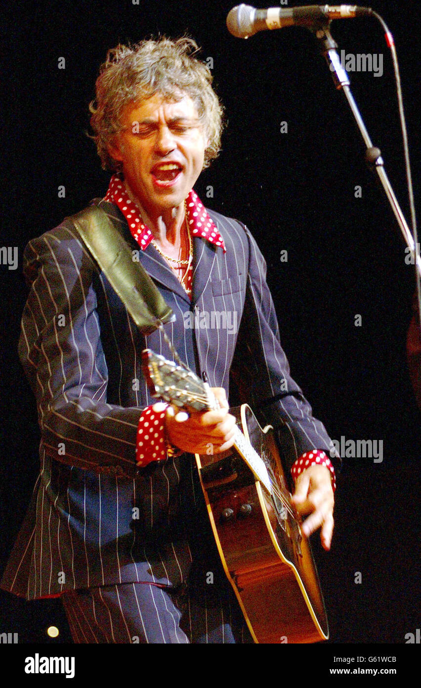 Bob Geldof se produit en direct à New York.Le chanteur Bob Geldof se présentant sur scène à l'hôtel de ville de New York, aux États-Unis. Banque D'Images