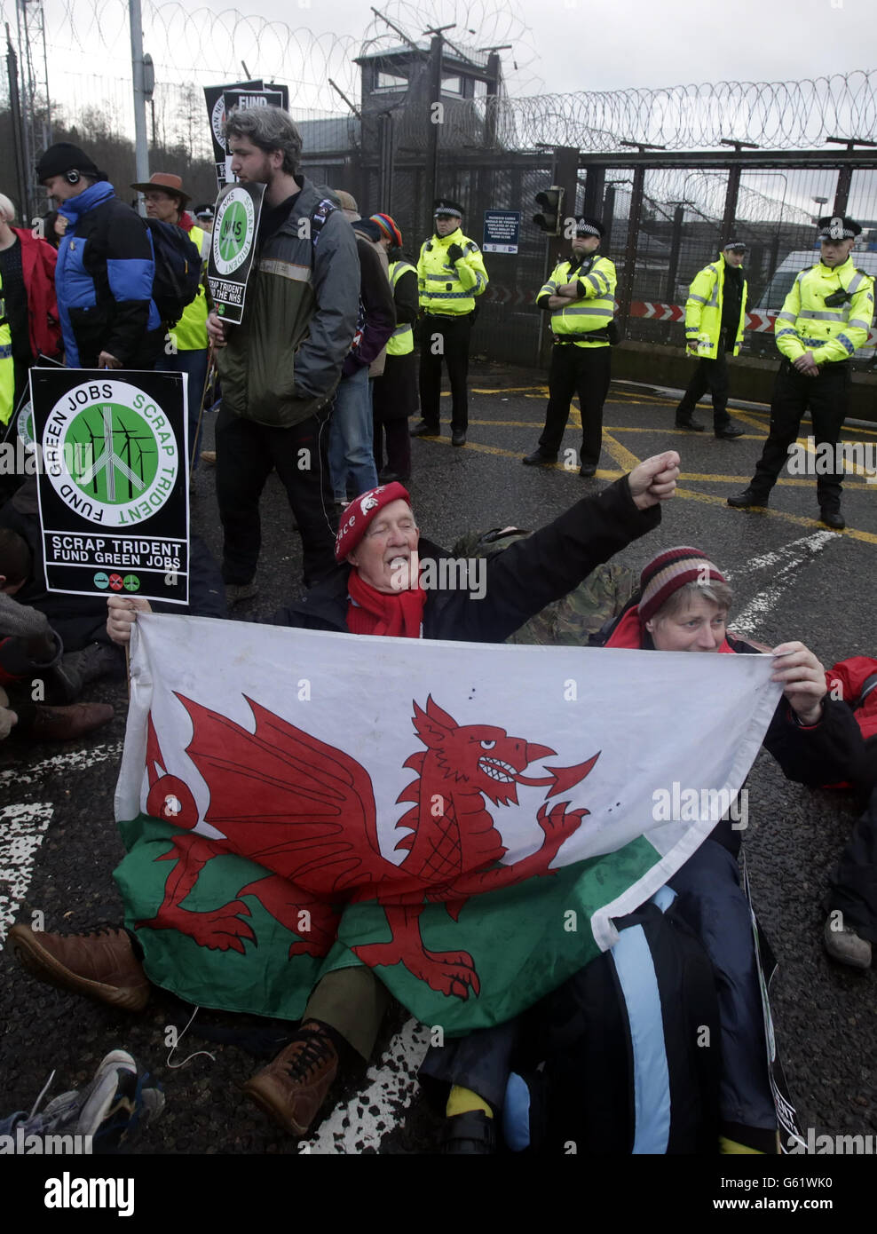 Des manifestants bloquent la base navale de Faslane en Écosse lors d'une manifestation anti Trident. Banque D'Images