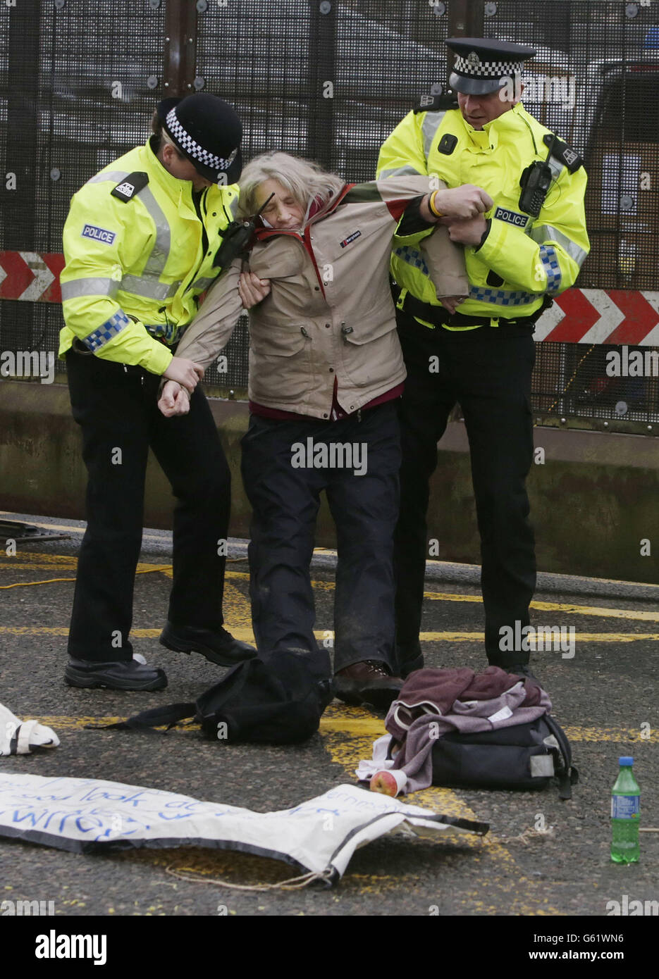 Les manifestants sont déplacés par la police à un blocus à l'extérieur de la base navale de Faslane en Écosse lors d'une manifestation anti Trident. Banque D'Images