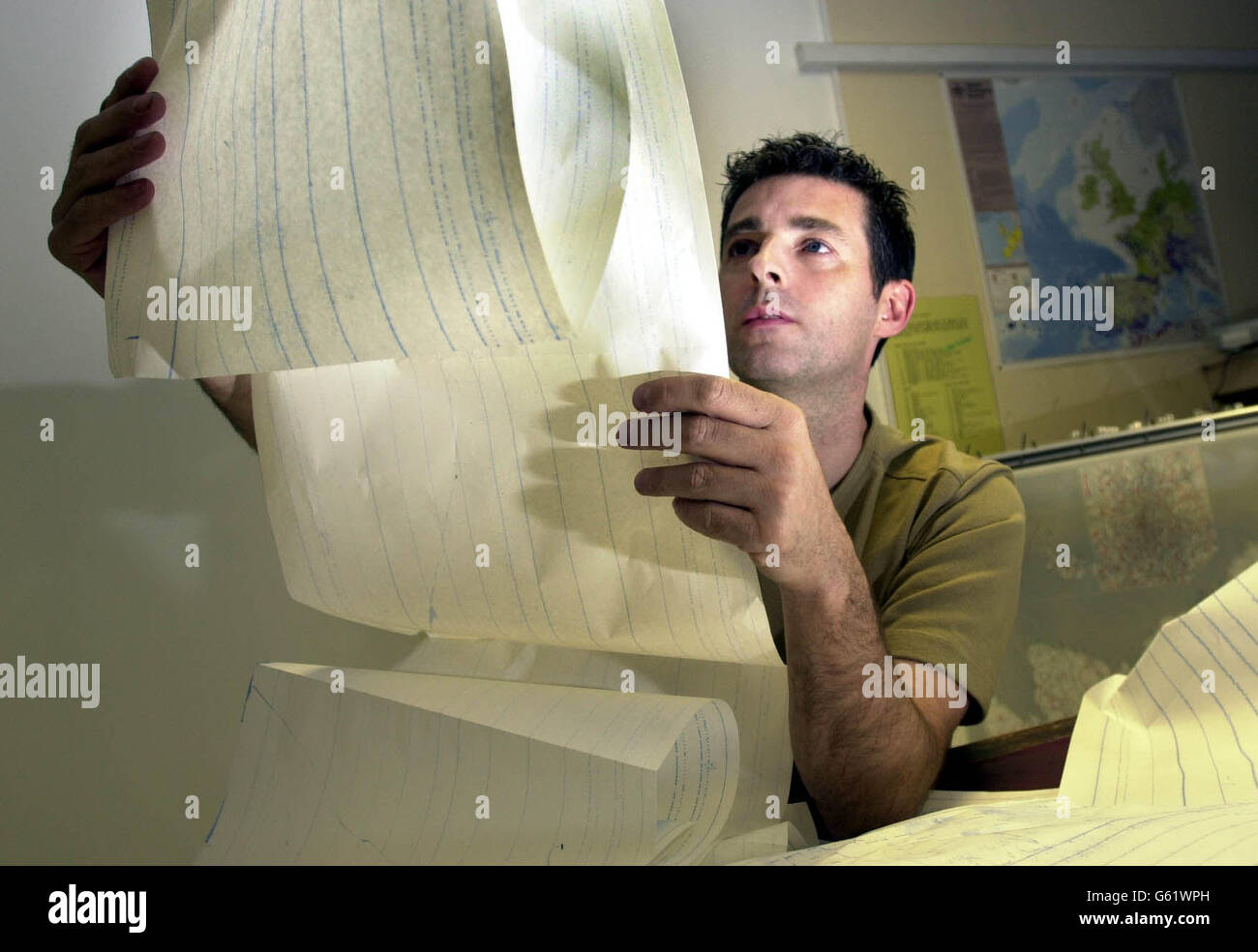 Julian Bukits, de la British Geological Survey à Édimbourg, regarde une carte, après que le plus grand tremblement de terre qui a frappé la Grande-Bretagne pendant 10 ans a frappé de grandes parties de l'Angleterre et du pays de Galles.*le tremblement de terre, qui mesure 4.8 sur l'échelle de Richter, a frappé à 12,54 heures et l'après-choc, qui mesure 2.7, a frappé à 4,32 heures.Les deux tremblements avaient leurs épicentres juste sous la ville de Birmingham. Banque D'Images