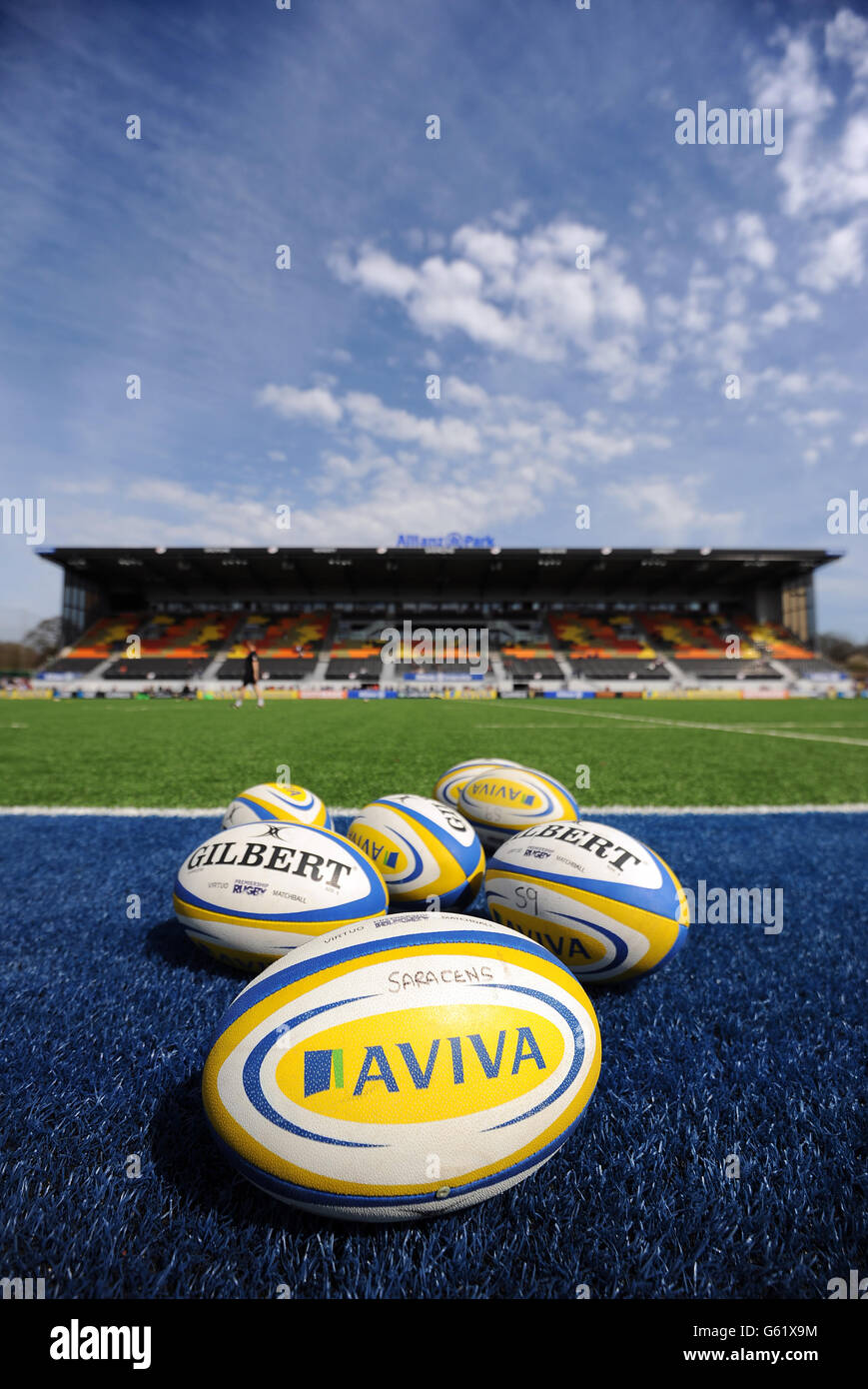 Vue générale des ballons de rugby Gilbert sur le terrain artificiel d'Allianz Park, qui abrite les Saracens Banque D'Images