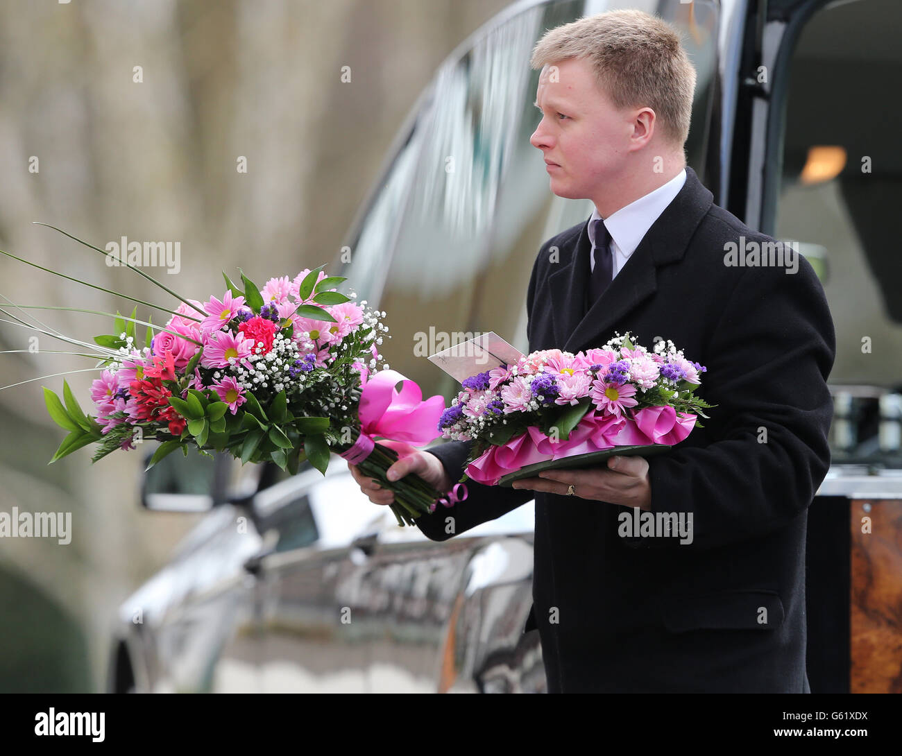 Des fleurs sont portées aux funérailles de Jennifer Rennie, 26 ans, mère de deux enfants qui vivaient à Rosyth, Fife et qui a été retrouvée à sa maison le matin du 11 mars, au Glen Pavilion, au parc Pittencrieff, Dunfermline. Banque D'Images