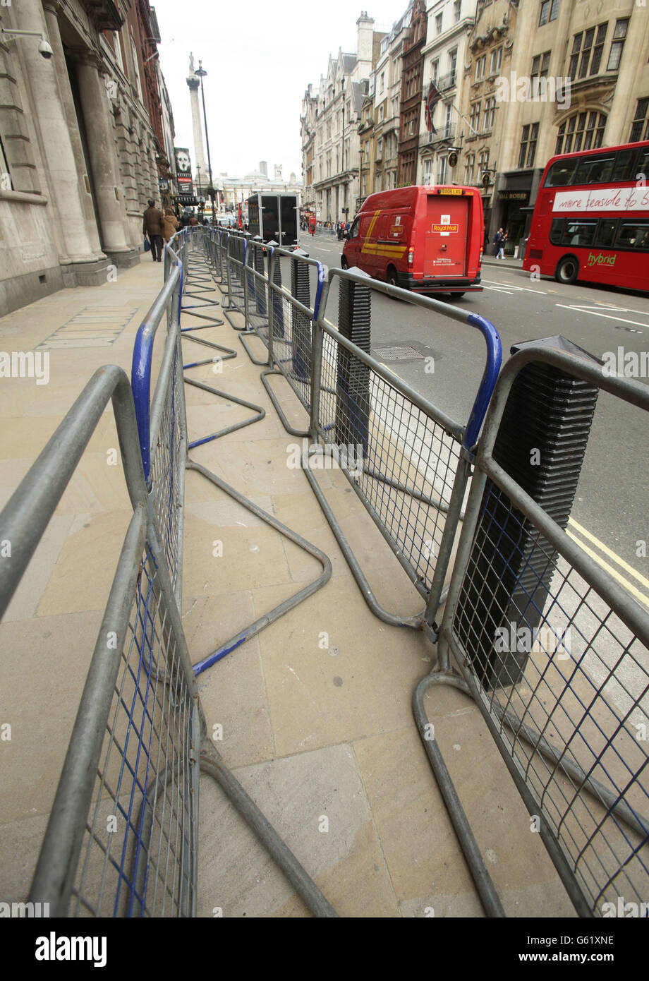 Une double couche de barrières de sécurité est mise en place sur Whitehall à Londres, alors que la construction d'un anneau de sécurité commence avant les funérailles de la baronne Margaret Thatcher. Banque D'Images