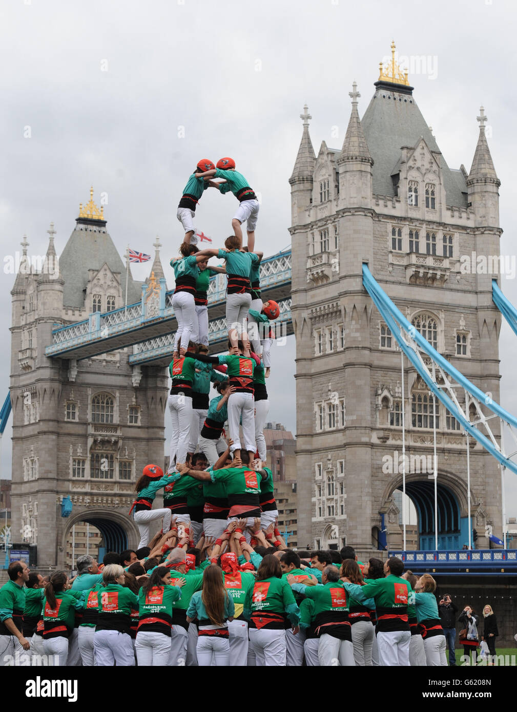 Les membres de l'équipe Human Towers Castellers de Vilafranca forment successivement des niveaux plus petits en montant les corps de chaque couche pour monter les épaules du niveau précédent jusqu'à ce que la tour soit terminée au Tower Bridge de Londres. Une coutume catalane unique, les Tours humaines ont été construites pendant les fêtes de la ville et les festivals de Barcelone pendant trois cents ans et sont décrites par l'UNESCO comme un patrimoine culturel immatériel de l'humanité. Banque D'Images