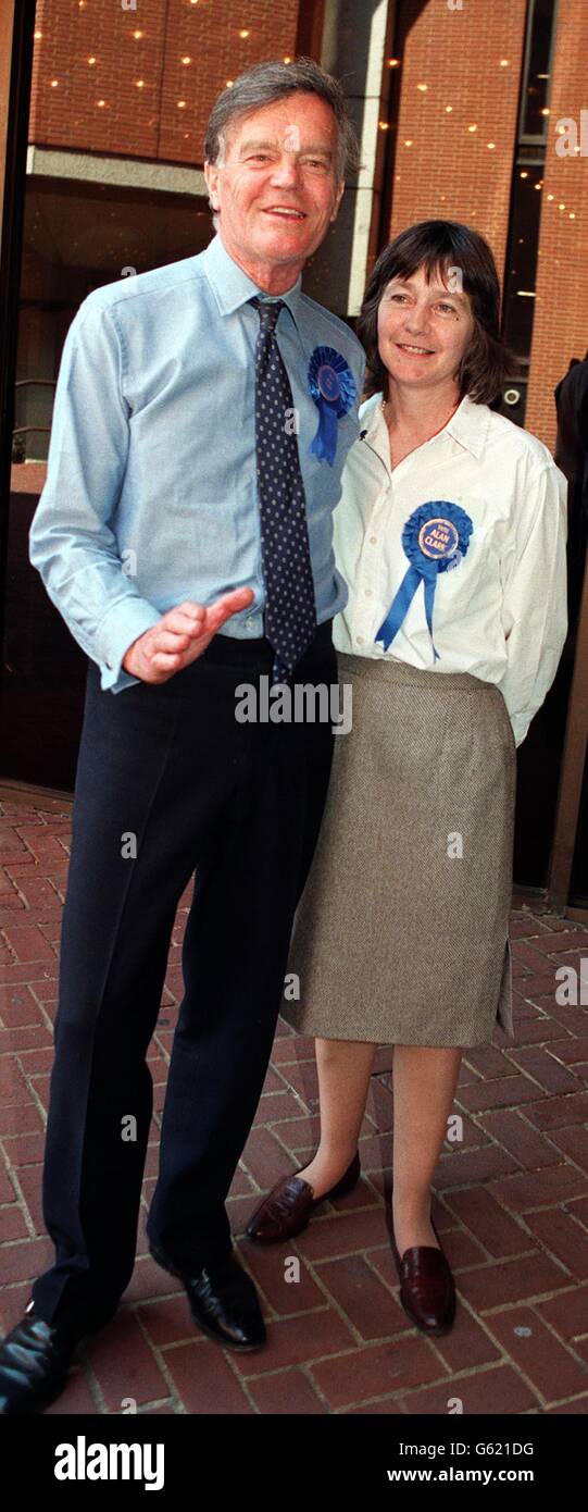 Le candidat de Kensington et Chelsea, l'ancien ministre conservateur Alan Clark et l'épouse Jane quittent le bureau de vote de l'hôtel de ville de Kensington après avoir voté à l'élection générale. Banque D'Images