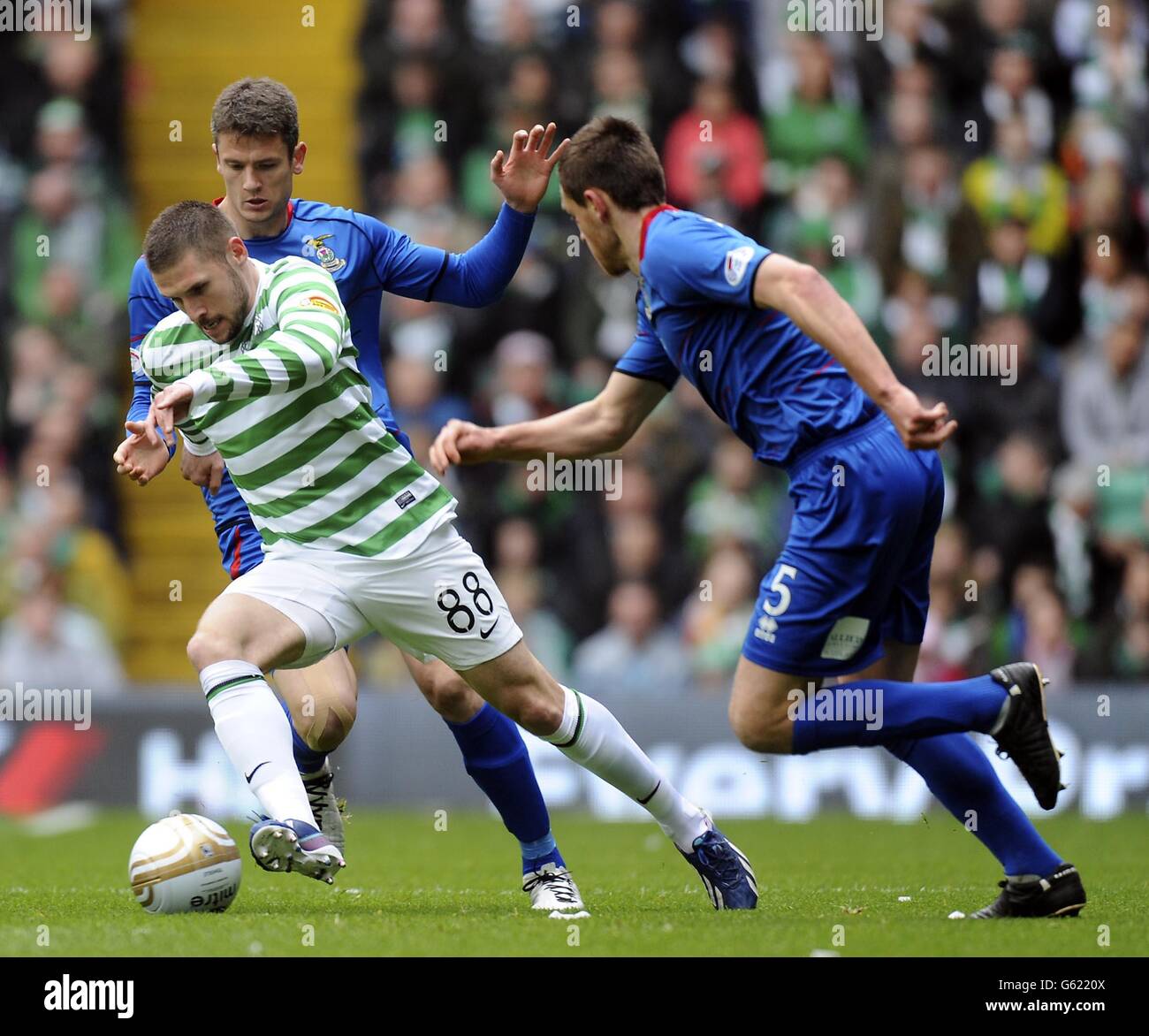 Gary Hooper (à gauche) du Celtic est défié par Gary Warren d'Inverness lors du match de la première ligue écossaise de Clydesdale Banks au Celtic Park, Glasgow. Banque D'Images