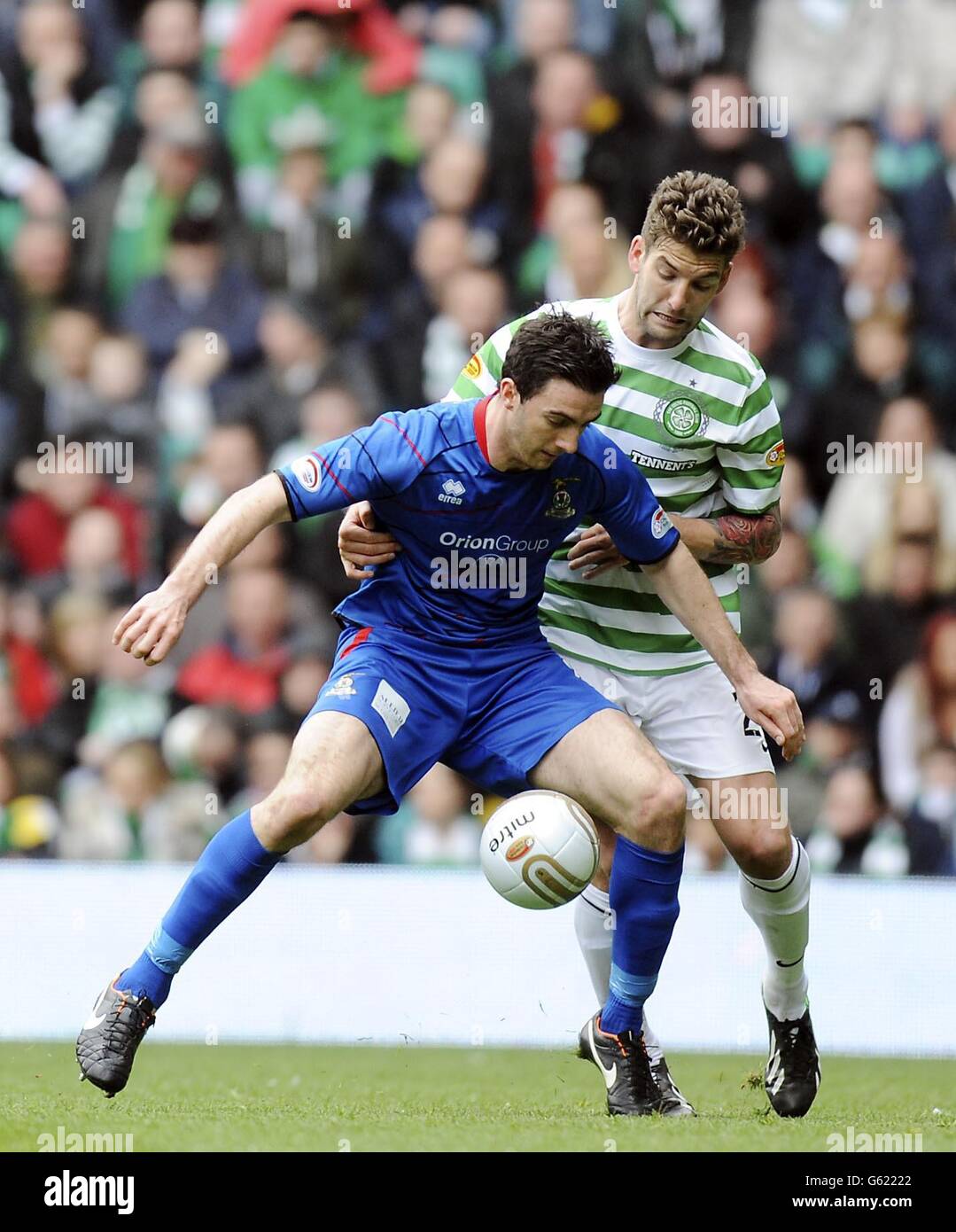 Charlie Mulgrew (à droite) du Celtic et Ross Draper d'Inverness se battent pour le bal lors du match de la première ligue écossaise de Clydesdale Banks au Celtic Park, à Glasgow. Banque D'Images