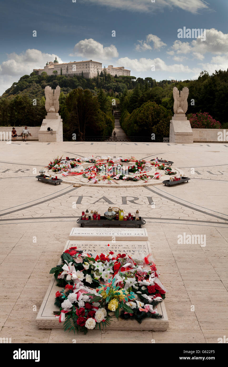 Couronnes de Noël au cimetière polonais et l'abbaye de Monte Cassino sur la montagne au loin, Latina, Latium, Italie, Europe Banque D'Images